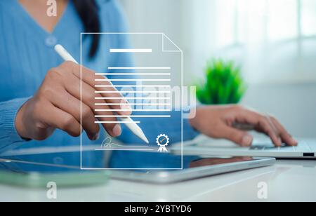 Geschäftsfrau verwendet elektronische Stiftregzeichnung für elektronische E-Signaturen, Dokumentenverwaltung für Datenblätter, elektronische Signatur und papierlose Bürosysteme Stockfoto