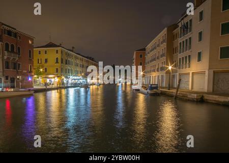 Venedig, Italien - 20. Mai 2017: Blick auf die Gebäude entlang des Kanals in Venedig bei Nacht Stockfoto