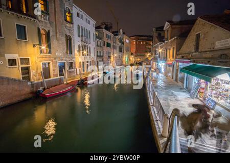 Venedig, Italien - 20. Mai 2017: Blick auf die Gebäude entlang des Kanals in Venedig bei Nacht Stockfoto