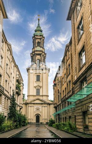 Berlin, Deutschland, 29. Juli 2019: Schöner Blick auf die Sophienkirche bei Sonnenuntergang vor blauem Himmel nach Regen, Europa Stockfoto