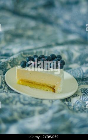 Ein Stück Käsekuchen mit Blubbery auf dem Bett im Schlafzimmer. Hochwertige Fotos Stockfoto