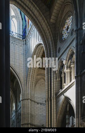 Madrid, Spanien, 20. März 2021: Innenansicht des Kirchenschiffs der Kathedrale von La Almudena. Vertikal, Europa Stockfoto