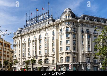 Madrid, Spanien, 8. Mai 2021: Das Palace Hotel in Paseo de Prado von Madrid, Spanien. Niedriger Blickwinkel vor hellblauem Himmel. Luxushotel im Zentrum von Madri Stockfoto