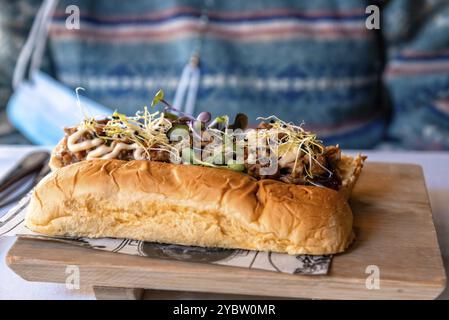 Butterbrioche mit Schweinebrippen. Köstliche Mahlzeit der spanischen Fusion-Küche, wunderschön dekoriertes Gericht auf einem Teller, der von einem spanischen preisgekrönten Beruf zubereitet wird Stockfoto