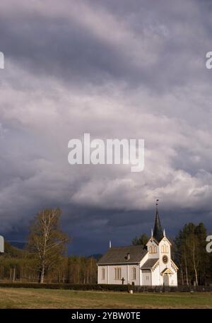 Die Kirche im norwegischen Dorf Vradal vor dem sich nähernden schlechten Wetter Stockfoto