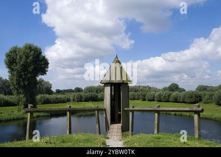 Hölzerner Wachturm an der Verteidigungsmauer um die Burg Loevestein in der niederländischen Provinz Gelderland Stockfoto