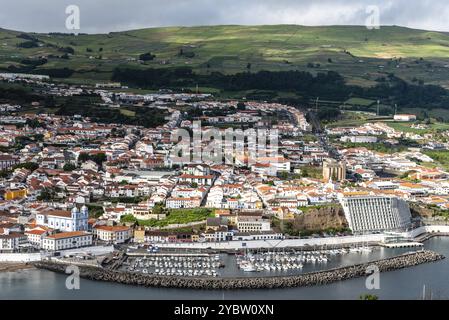 Angra do Heroismo, Portugal, 1. Juli 2022: Panoramablick auf die Altstadt und den Hafen von Angra do Heroismo vom Monte Brasil, Insel Terceira Stockfoto