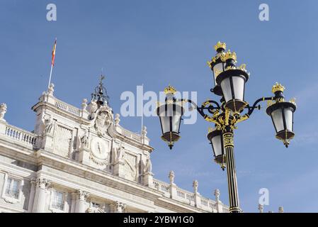 Königspalast in Madrid an einem wunderschönen blauen Himmel, Spanien, Europa Stockfoto