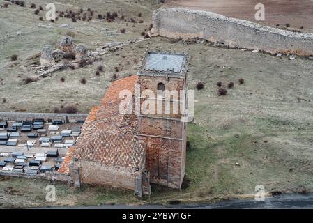 Luftaufnahme der historischen Stadt Atienza mit der alten Kirche Santa Maria del Rey Stockfoto