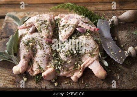 Zubereitung eines ganzen Hähnchens mit mediterranen Kräutern Stockfoto