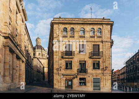 Salamanca, Spanien, 15. Januar 2022: Stadtbild der Altstadt von Salamanca mit der Kirche La Clerecia. Castilla Leon, Spanien, Europa Stockfoto