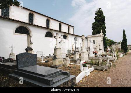 Loix-en-Re, Frankreich, 7. August 2018: Blick auf den Friedhof des Dorfes auf der Insel Re, Europa Stockfoto