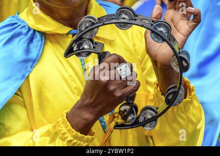 Tamburinspieler in bunten Kleidern während einer Vorstellung bei einem traditionellen brasilianischen religiösen Festival Stockfoto