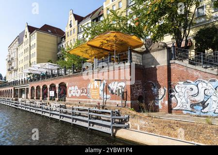 Berlin, 27. Juli 2019: Malerischer Blick auf das Spreeufer in der Nähe der Friedrichstraße, Europa Stockfoto