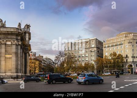 Madrid, Spanien, 6. Dezember 2020: Plaza de la Independencia oder Unabhängigkeitsplatz mit Puerta de Alcala Monument während der Weihnachtszeit bei Sonnenuntergang, Euro Stockfoto