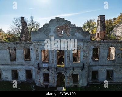 Drohnenansicht des Palastes in Wlodowice Ruine Palace in Wlodowice. Verlassener Palast von einer Drohne aus gesehen. Verlassener Palast ohne Dach. Stockfoto