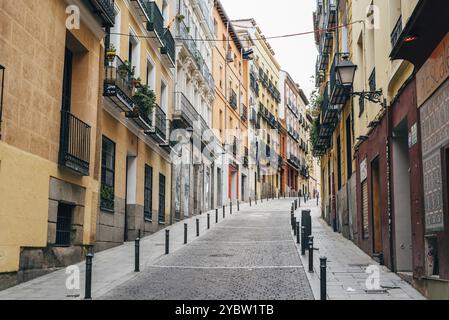 Madrid, Spanien, 2. Oktober 2020: Typische Straße inmitten alter Wohngebäude in Lavapies, Europa Stockfoto