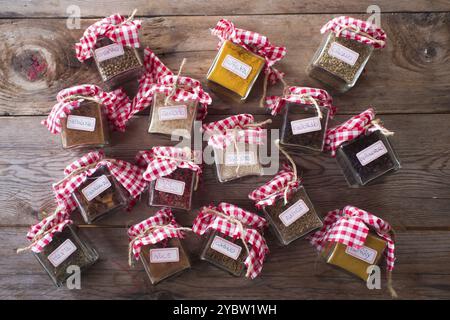 Von kleinen Glasgläsern zur Lagerung verschiedener Arten von Aromen für die internationale Küche Stockfoto