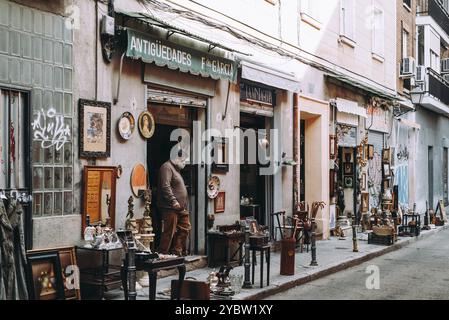 Madrid, Spanien, 20. Oktober 2020: Menschen auf dem berühmten Markt El Rastro in La Latina im Zentrum von Madrid. Antiquitäten, Gegenstände und alte Möbel sind nicht vorhanden Stockfoto