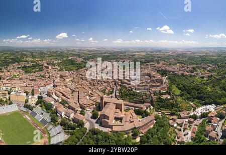 Blick aus der Vogelperspektive auf Siena, mittelalterliche Stadt in der Toskana, mit Blick auf den Dom und den Glockenturm der Kathedrale von Siena (Duomo di Siena), Wahrzeichen Mangia Tower und Ba Stockfoto