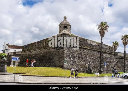 Ponta Delgada, Portugal, 9. Juli 2023: Fort Sao Bras in der Altstadt. Sao Miguel Island, Azoren, Europa Stockfoto