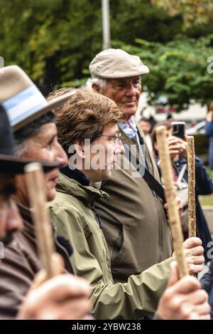 Madrid, Spanien, 23. Oktober 2022: Der Bürgermeister von Madrid, Jose Luis Martinez Almeida, spaziert mit den Bauern während des Wanderfestes entlang der Stockfoto