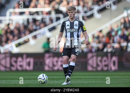 Lewis Hall of Newcastle Vereinigte sich mit dem Ball während des Premier League-Spiels Newcastle United gegen Brighton und Hove Albion im St. James's Park, Newcastle, Vereinigtes Königreich, 19. Oktober 2024 (Foto: Mark Cosgrove/News Images) Stockfoto