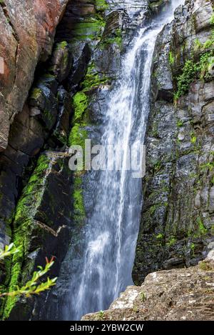 Wasserfall zwischen moosigen Felsen in der Region Serra do Cipo im Bundesstaat Minas Gerais Stockfoto