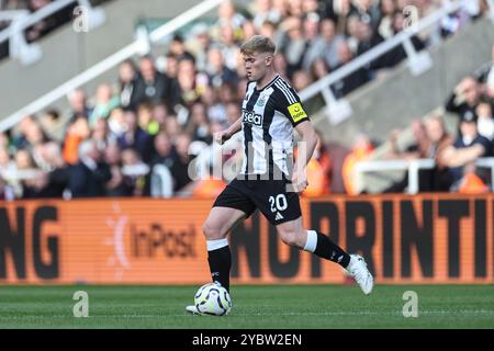 Lewis Hall of Newcastle Vereinigte sich mit dem Ball während des Premier League-Spiels Newcastle United gegen Brighton und Hove Albion im St. James's Park, Newcastle, Vereinigtes Königreich, 19. Oktober 2024 (Foto: Mark Cosgrove/News Images) Stockfoto