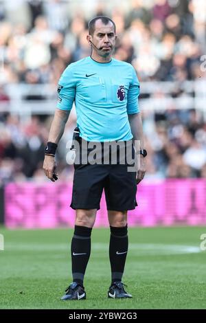 Schiedsrichter Peter Bankes während des Premier League Spiels Newcastle United gegen Brighton und Hove Albion im St. James's Park, Newcastle, Großbritannien, 19. Oktober 2024 (Foto: Mark Cosgrove/News Images) Stockfoto