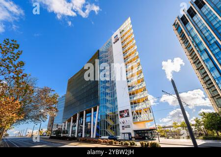 Adelaide, South Australia - 14. Juli 2024: Der Campus der University of Adelaide North Terrace von der Montefiore Bridge aus in Richtung Westen an einem Tag Stockfoto