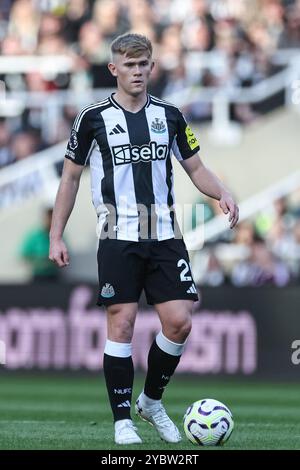 Newcastle, Großbritannien. Oktober 2024. Lewis Hall of Newcastle Vereinigte sich mit dem Ball während des Premier League-Spiels Newcastle United gegen Brighton und Hove Albion im St. James's Park, Newcastle, Vereinigtes Königreich, 19. Oktober 2024 (Foto: Mark Cosgrove/News Images) in Newcastle, Vereinigtes Königreich am 19. Oktober 2024. (Foto: Mark Cosgrove/News Images/SIPA USA) Credit: SIPA USA/Alamy Live News Stockfoto