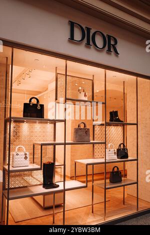 Berühmte Luxus-Boutique Dior, Indoor-Schaufenster mit schicken Taschen. Christian Dior ist ein französisches Unternehmen, dem der Modehersteller und die Firma RET gehört Stockfoto