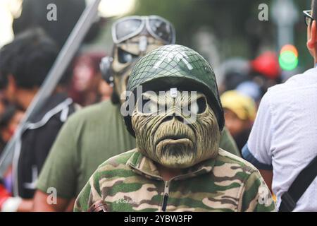 Mexico City Annual Zombie Walk 2024 verkleidete Menschen nehmen am jährlichen Zombie Walk 2024 MX Teil, vom Denkmal der Revolution bis zum Hauptplatz Zocalo in Mexico City. Am 19. Oktober 2024 in Mexiko-Stadt. Mexico City CDMX Mexico Copyright: XCarlosxSantiagox Stockfoto