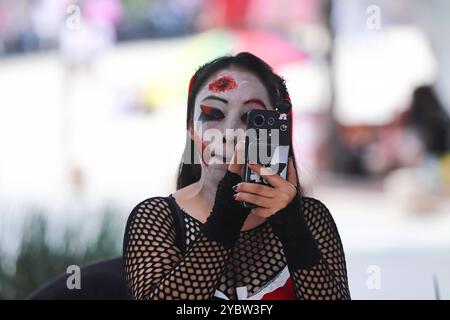 Mexico City Annual Zombie Walk 2024 verkleidete Menschen nehmen am jährlichen Zombie Walk 2024 MX Teil, vom Denkmal der Revolution bis zum Hauptplatz Zocalo in Mexico City. Am 19. Oktober 2024 in Mexiko-Stadt. Mexico City CDMX Mexico Copyright: XCarlosxSantiagox Stockfoto