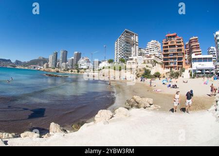 Sonnenanbeter am Sandstrand am Mittelmeer in der Stadt Calpe in der spanischen Provinz Alicante Stockfoto
