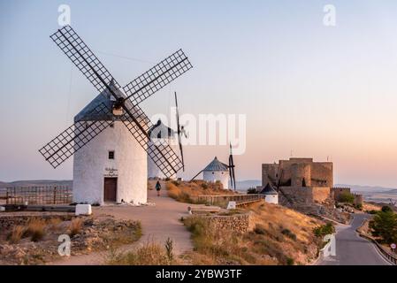 Berühmte historische Windmühlen in Consuegra während des Sonnenaufgangs, Spanien, bekannt aus dem Roman Don Quichotte von Cervantes Stockfoto