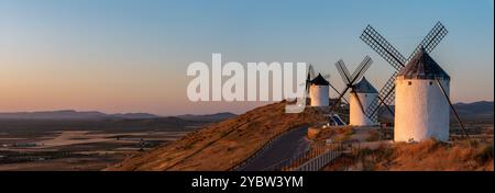 Berühmte historische Windmühlen in Consuegra während des Sonnenaufgangs, Spanien, bekannt aus dem Roman Don Quichotte von Cervantes Stockfoto