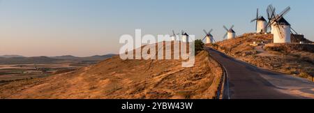 Berühmte historische Windmühlen in Consuegra während des Sonnenaufgangs, Spanien, bekannt aus dem Roman Don Quichotte von Cervantes Stockfoto