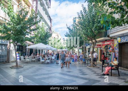 Traditionelle enge Gassen in der Altstadt von Benidorm an der Costa Blanca in Spanien Stockfoto