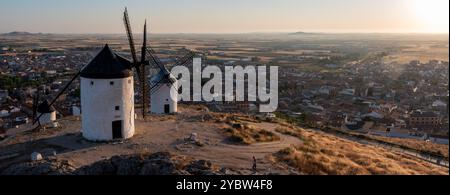 Berühmte historische Windmühlen in Consuegra bei Sonnenaufgang, Spanien, bekannt aus dem Cervantes-Roman Don Quichotte Stockfoto