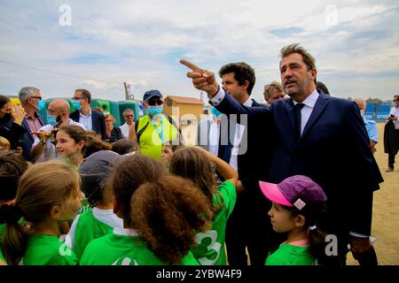 Corbieres en Provence, Frankreich. 10. September 2021. Der französische Landwirtschafts- und Ernährungsminister Julien Denormandie und der ehemalige Innenminister Christophe Castaner besuchen die 7. Ausgabe des Landwirtschaftsfestes Terres de Jim im Dorf Corbieres en Provence in den Alpes de Haute-Provence. Das Festival, das von der Union der Junglandwirte organisiert wurde, gilt als das größte landwirtschaftliche Festival in Europa. Herr Julien Denormandie und Herr Christophe Castaner nahmen an der Veranstaltung mit dem französischen Präsidenten Emanuel Macron Teil Stockfoto