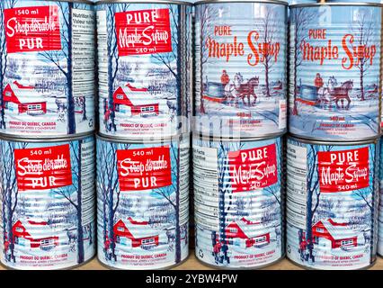 Montreal, Kanada - 21. August 2014: Dosen mit kanadischem Ahornsirup, auf einem Markt für lokal hergestellte Produkte. Sirup wird von Ahornbäumen angezapft, um ihn zu sammeln Stockfoto