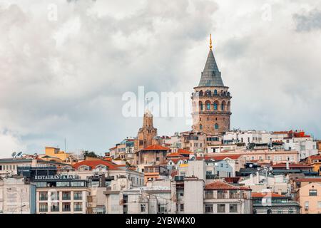 Istanbul-Türkei-30. September 2021: Der alte Galata-Turm | Galata Koprusu hinter den Gebäuden. Touristen beobachten die wunderschöne Landschaft vom balco Stockfoto