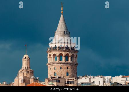 Istanbul-Türkei: 30. September 2021: Touristen beobachten und fotografieren die wunderschöne Landschaft von Istanbul vom Dach des Galatenturms. Alt Stockfoto