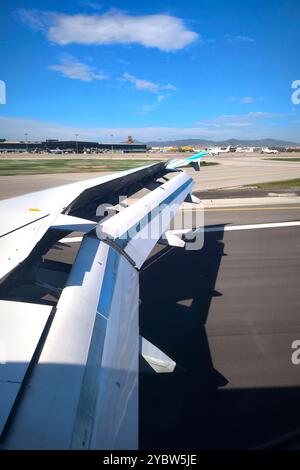 Düsseldorf, Deutschland, Internationaler Flughafen. 09.10.2024 Flügel eines Passagierflugzeugs vom Typ Airbus A 319 der Luftfahrtgesellschaft Eurowings bei der Landung auf den Flughafen Barcelona von Düsseldorf /Deutschland nach Barcelona /Spanien Foto: Norbert Schmidt, Düsseldorf Stockfoto