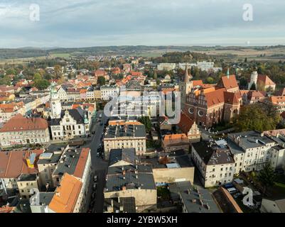 Der Marktplatz und eine kleine Stadt in einem Dorf in Polen. Ziebice ist eine städtisch-ländliche Gemeinde in der Woiwodschaft Niederschlesien in der Provinz Zabkowice Stockfoto