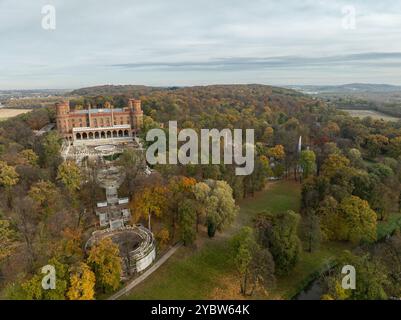Marianna Oranska Palast, Polen. Drohnenblick auf den Palast in Kamieniec Zabkowicki, einem historischen neogotischen Palast in der Stadt Kamieniec Stockfoto