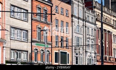 Fassaden verschiedener Gebäude in Dublin, die einen Kontrast zwischen roter Backstein- und Steinarchitektur darstellen. Das Bild hebt den urbanen Charakter des Cit hervor Stockfoto
