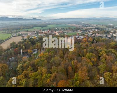 Marianna Oranska Palast, Polen. Drohnenblick auf den Palast in Kamieniec Zabkowicki, einem historischen neogotischen Palast in der Stadt Kamieniec Stockfoto
